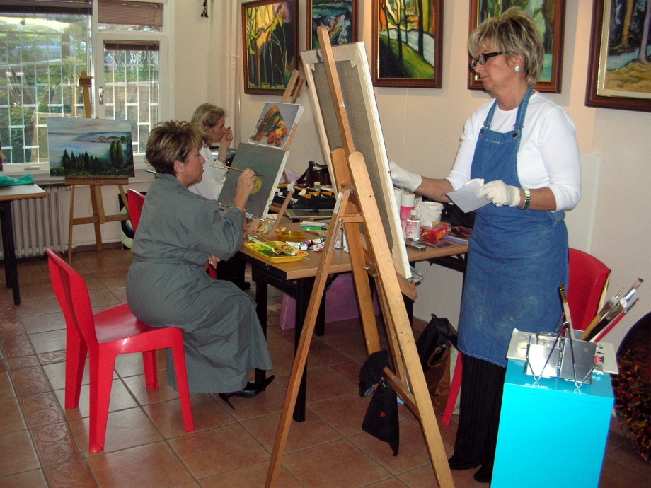 Resim çalışmalarında resim teknikleri olarak; desen, lavi, guaj, suluboya, pastel, yağlıboya öğretilmektedir.