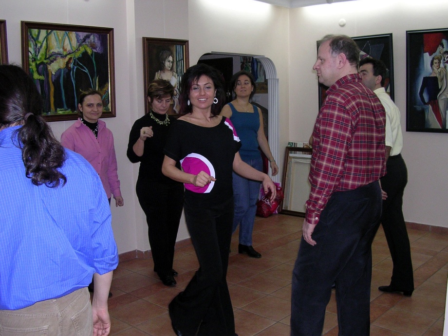 Dans çalışmaları tango ve latin agırlıklı olup salsa, cha cha, merenque ve rumba gibi latin dansları öğretilmektedir.
